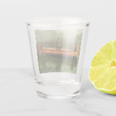 Fischerei von einem Kanu (Fischer in einem Holzboo Schnapsglas (Rückseite)