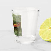 Fischerei von einem Kanu (Fischer in einem Holzboo Schnapsglas (Rechts)