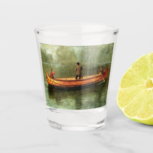 Fischerei von einem Kanu (Fischer in einem Holzboo Schnapsglas (Vorderseite)