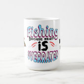 Fischerei, weil die Realität überbewertet ist Kaffeetasse (Mittel)