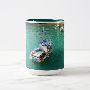 Fischereifahrzeuge bei Flut Zweifarbige Tasse