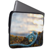 Fischfloß und -rasen Landschaftlich Laptopschutzhülle (Vorne Rechts)