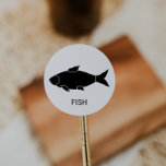 Fischgericht Runder Aufkleber<br><div class="desc">Diese Fisch Hochzeitsticker sind perfekt für eine rustikale Hochzeit. Das Design verfügt über ein Fischsymbol mit dem unten angegebenen Namen (optional). Halten Sie diese an der Vorder- oder Rückseite Ihrer Platzkarten fest,  damit Sie am Empfang die richtige Mahlzeit erhalten.</div>