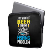 Fischgeschenke Bier trinken mit einem Fischereipro Laptopschutzhülle (Vorderseite Links)
