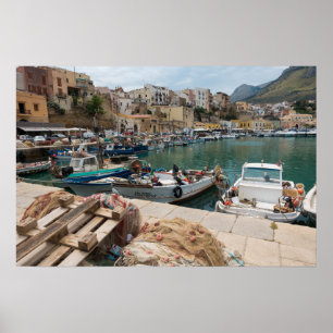 Fischkutter im Hafen von Castellammare del Golfo Poster