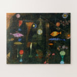 Fischmagie, Paul Klee Abstrakte Kunst Puzzle<br><div class="desc">Im Fisch Magic kreiert Paul Klee ein magisches Reich, in dem sich das Wasser, das Himmelreich und das irdische Wechselspiel vermischen. Eine zarte schwarze Oberfläche bedeckt eine Unterschicht von Farben, die der Künstler durch das Kratzen und Abkratzen von Designs in der schwarzen Farbe offenbart. In der Mitte des Gemäldes wird...</div>