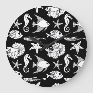 Fischmotiv: Schwarz-weißes Muster. Große Wanduhr