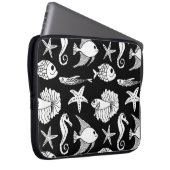 Fischmotiv: Schwarz-weißes Muster. Laptopschutzhülle (Vorne Rechts)