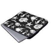 Fischmotiv: Schwarz-weißes Muster. Laptopschutzhülle (Vorne Knopf)