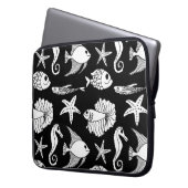 Fischmotiv: Schwarz-weißes Muster. Laptopschutzhülle (Vorderseite Links)