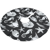 Fischmotiv: Schwarz-weißes Muster. Polyester Weihnachtsbaumdecke (Schrägansicht)