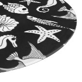 Fischmotiv: Schwarz-weißes Muster. Schneidebrett (Ecke)