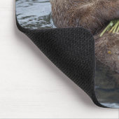 Fischotter schwimmt mit Wildblumenstrauß Mousepad (Ecke)