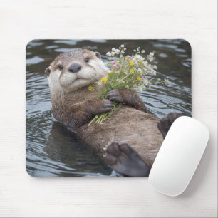 Fischotter schwimmt mit Wildblumenstrauß Mousepad