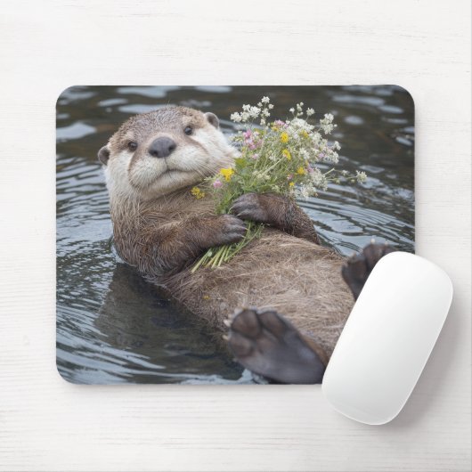 Fischotter schwimmt mit Wildblumenstrauß Mousepad (Mit Mouse)