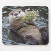 Fischotter schwimmt mit Wildblumenstrauß Mousepad (Vorne)