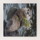 Fischotter schwimmt mit Wildblumenstrauß Puzzle (Horizontal)