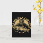 Fish Around And Find Trout Bigfoot Fishing Sasquat Karte (Gelbe Blume)