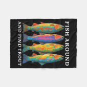 Fish Around And Find Trout Funny Fishing Fishermen Fleecedecke (Vorderseite (Horizontal))