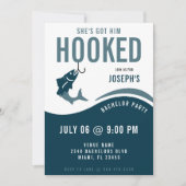 Fishing Bachelor Party Funny She's Got Him Hooked Einladung (Vorderseite)