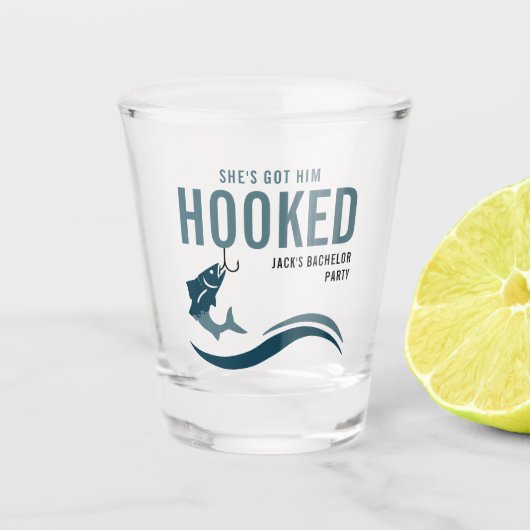 Fishing Bachelor Party Funny She's Got Him Hooked Schnapsglas (Vorderseite)