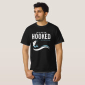 Fishing Bachelor Party Funny She's Got Him Hooked T-Shirt (Vorne ganz)