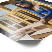 Fishnet Punk Babe sitzt auf Yellow House Porch Fotodruck (Ecke)