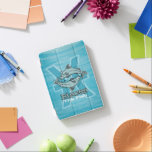 Fissen iPad Mini Hülle<br><div class="desc">Pisces "The Fish" griechische Astrologie Pad Mini-Gehäuse mit Piscean Symbole. Ein perfektes Geschenk für Piszeane (geboren zwischen 18. Februar - 20 März). Einzigartig gezeichnet und entworfen von Sarah Trett für www.mylittleeden.com</div>