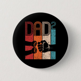 Fist Bump Dad im Quadrat Retro-Vater von zwei Kind Button