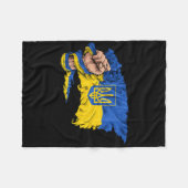 Fist Holding Ukraine Flag Fleecedecke (Vorderseite (Horizontal))