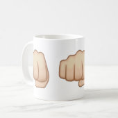 Fisted Handzeichen Emoji Kaffeetasse (Vorderseite Links)