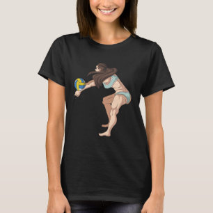 Fit Girl, die den Volleyball-Strand mit T-Shirt
