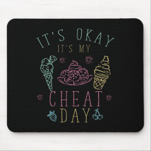 Fitness Trainer Gift Ice Creme in der Höhe seiner  Mousepad