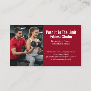 Fitness-Trainer hilft einem Kunden Visitenkarte