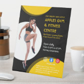 Fitnessstudio mit schwarzem und gelbem Foto - Trai Sockelschild (In Situ)