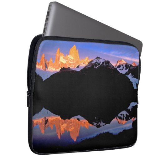 Fitz Roy Group spiegelt sich in Gletscherseen wide Laptopschutzhülle (Vorne Rechts)