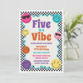 Five ist ein farbenfroher Retro-Lächeln zum Geburt Einladung (Stehend Vorderseite)