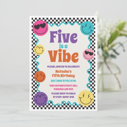 Five ist ein farbenfroher Retro-Lächeln zum Geburt Einladung (Stehend Vorderseite)