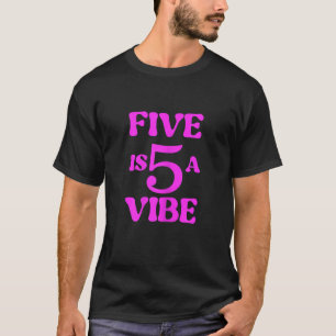 Five ist ein lebendiges Groovy 5. Geburtstagsmädch T-Shirt
