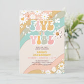 Five ist ein Vibe Daisy Hippie Groovy Retro Geburt Einladung (Stehend Vorderseite)