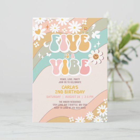 Five ist ein Vibe Daisy Hippie Groovy Retro Geburt Einladung (Stehend Vorderseite)