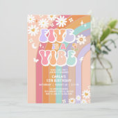 FIVE ist ein Vibe Daisy Rainbow Groovy 5. Geburtst Einladung (Stehend Vorderseite)