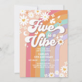 Five ist ein Vibe Daisy Rainbow Groovy Retro Einladung (Vorderseite)