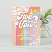 Five ist ein Vibe Daisy Rainbow Groovy Retro Einladung (Stehend Vorderseite)