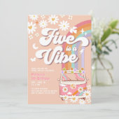 Five ist ein Vibe Groovy Hippie Daisy 5. Geburtsta Einladung (Stehend Vorderseite)
