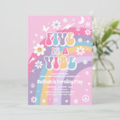 Five ist ein Vibe Groovy Hippie Rainbow 5. Geburts Einladung (Stehend Vorderseite)