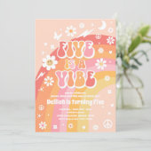 Five ist ein Vibe Groovy Hippie Rainbow 5. Geburts Einladung (Stehend Vorderseite)