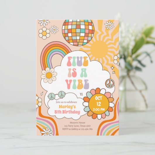 Five ist ein Vibe Groovy Retro 70er Rainbow 5 Gebu Einladung (Stehend Vorderseite)