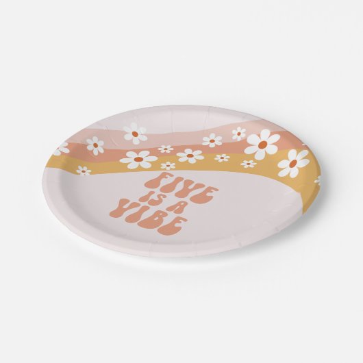 Five ist ein Vibe Groovy Retro Rainbow 5. Geburtst Pappteller (Schrägansicht)