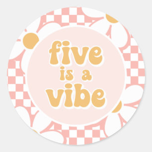 Five ist ein Vibe Pink Daisy Schachbrett Runder Aufkleber